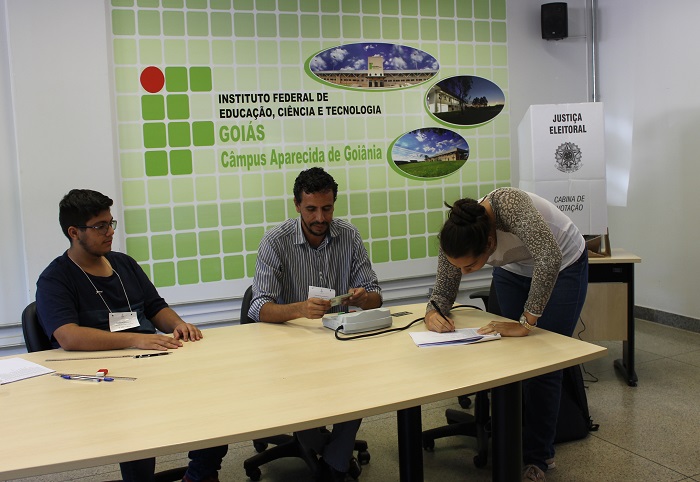 Gabriela, aluna do curso Técnico Integrado em Edificações, minutos antes de registrar o seu voto em uma das urnas instaladas no Câmpus Aparecida de Goiânia